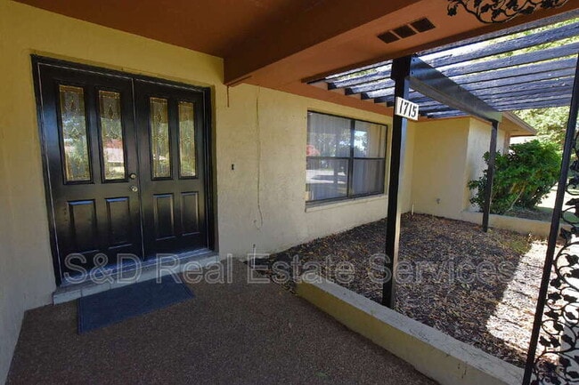 Building Photo - 1715 High Point Dr