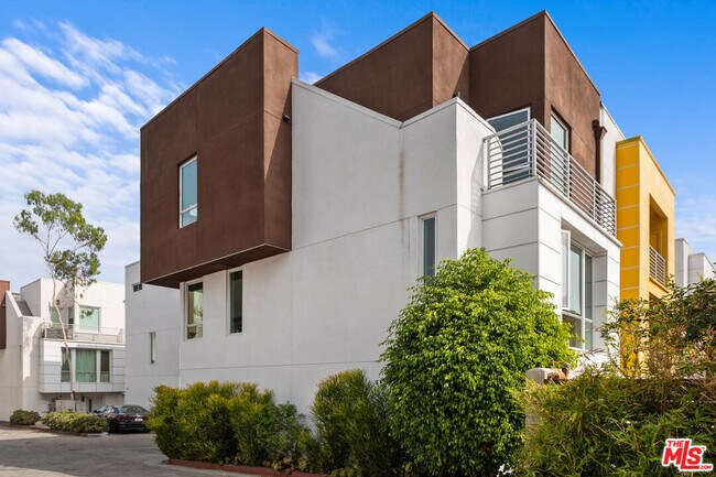 Building Photo - 2210 Tom Mix Rd