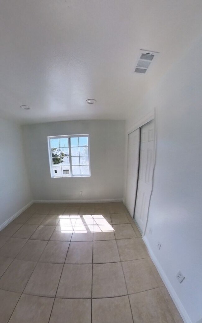 Building Photo - Willowbrook Triplex
