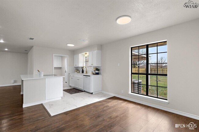 Building Photo - 300 E Garden Dr