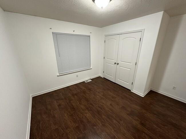 Building Photo - Spacious 4 bedroom townhome!