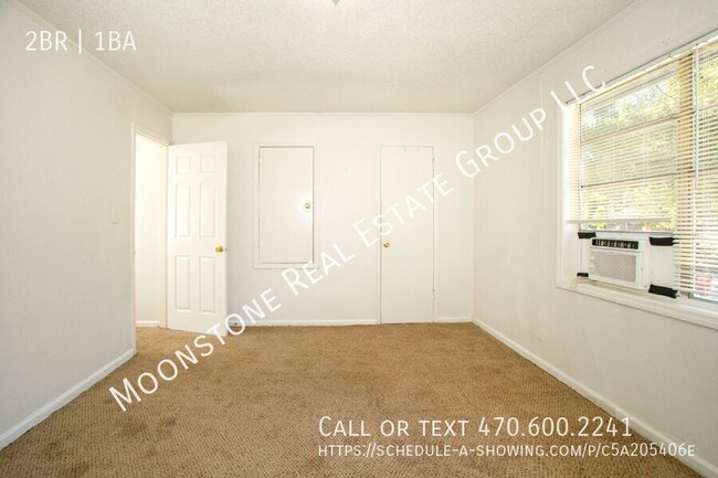 Building Photo - Spacious 2-story townhome apartment in Eas...