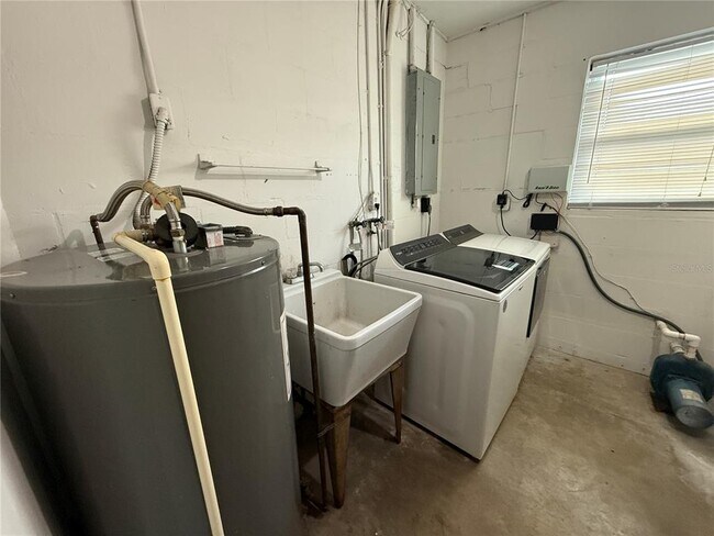 Building Photo - 2420 68th Ave S