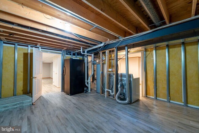 Building Photo - 8005 Silver Fox Dr