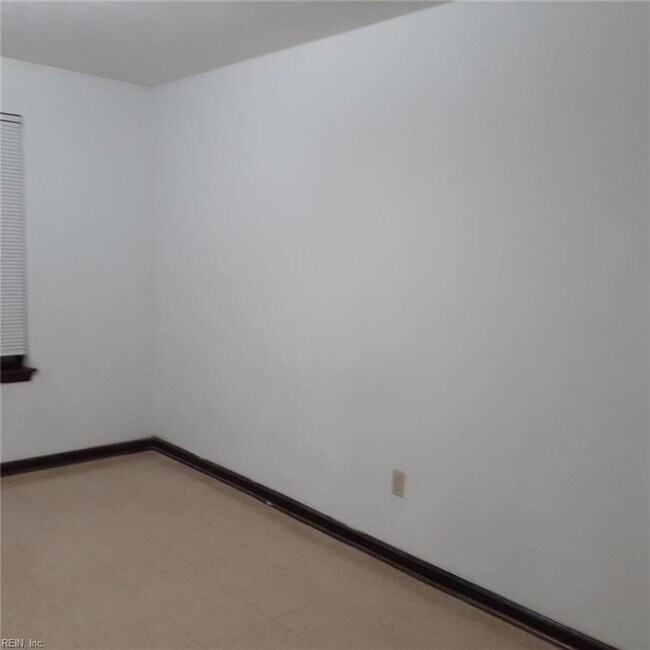 Building Photo - 1049 W 49th St