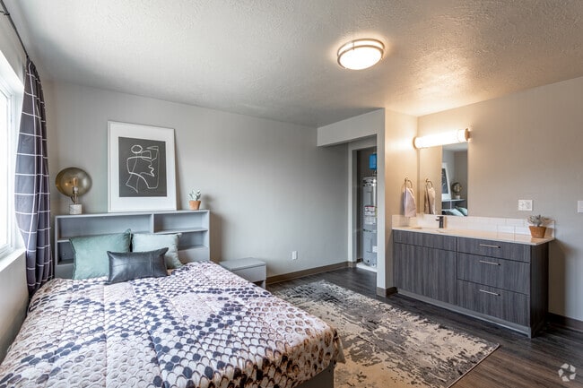 2BR, 1BA - 420 SF - College Crest