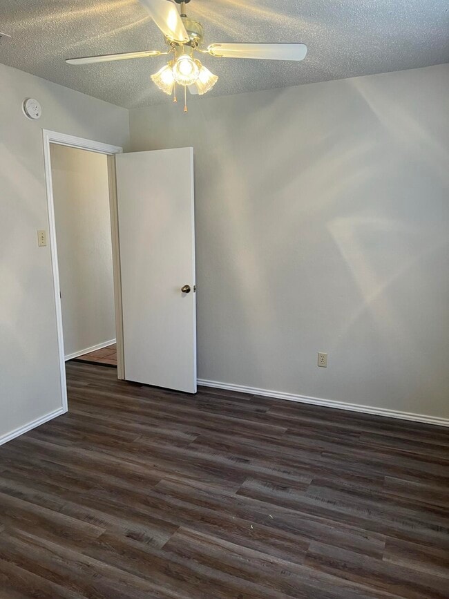 Building Photo - 1615 Bryan Ave