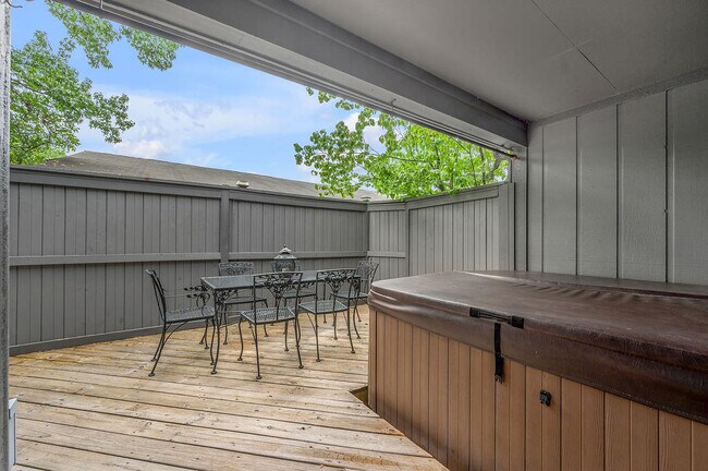 Building Photo - 500 Laketower Dr