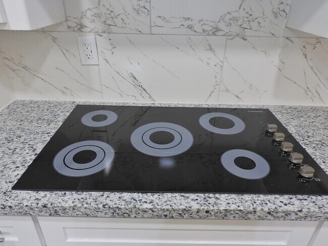 Building Photo - 408 E Coombs St