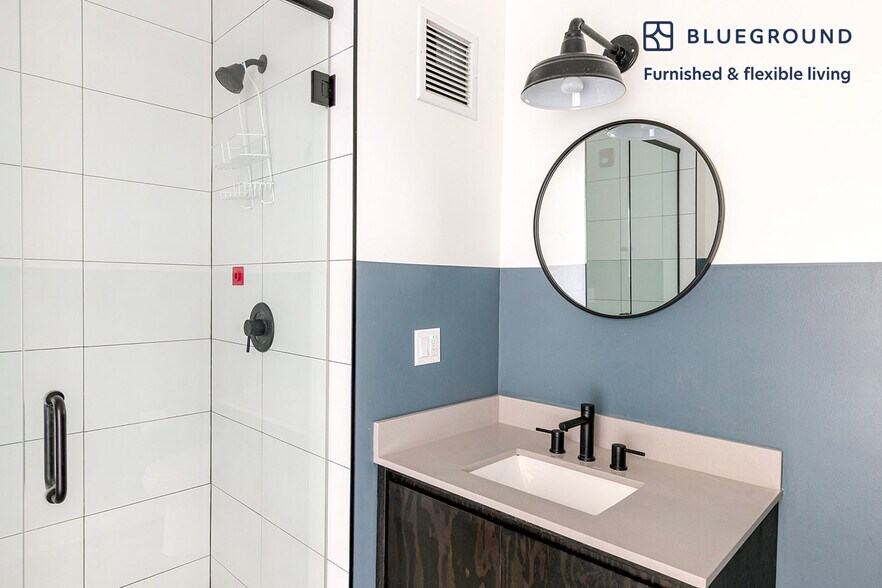 Building Photo - 2061 N Southport Ave