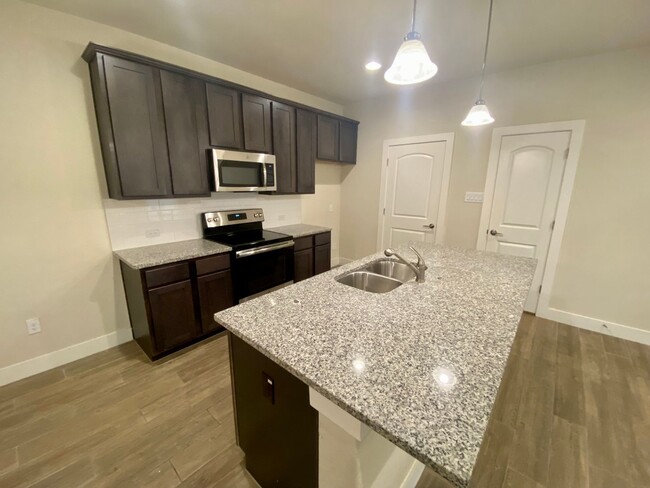 Building Photo - 3 Bed 2 Bath Townhome ~ Conveniently locat...