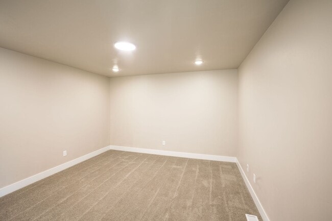 Building Photo - MODERN 4 BED 3 BATH TOWNHOME IN SUGAR CITY