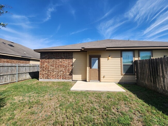 Building Photo - Wood Like Tile Flooring & Vinyl Plank - No Carpet / 1 Story Unit/ Fenced in Yard / Interior Washe...
