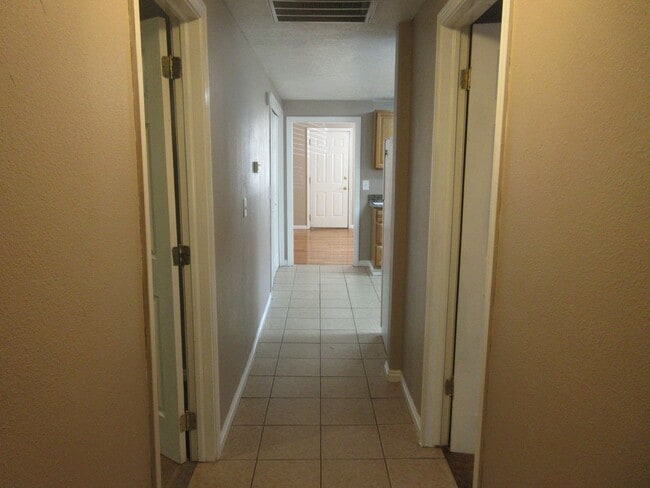 Building Photo - 4 bedroom, 2 bathroom apartment
