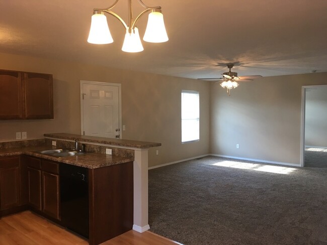 Building Photo - 3 Bed, 2 Bath, home in Republic schools!!!!