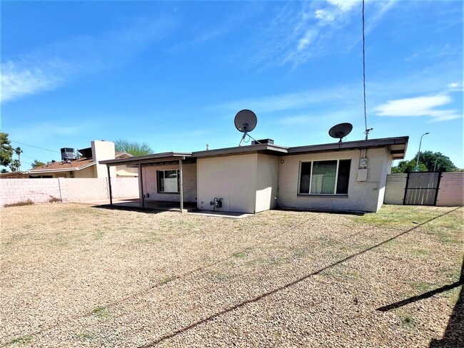 Building Photo - 1524 E Alameda Dr