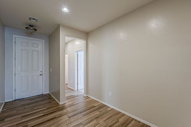 Building Photo - Modern 4 Bed Tucson Rental with Spacious K...