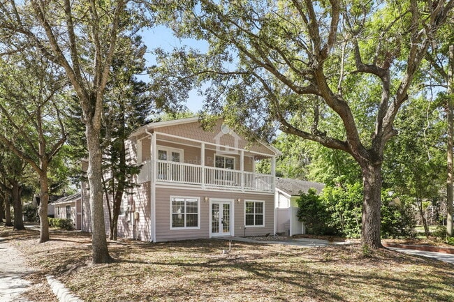 Building Photo - 820 Altaloma Ave
