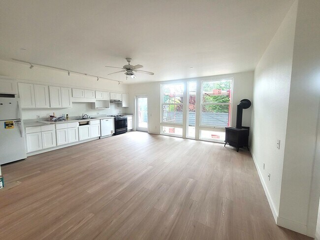 Building Photo - Remodeled One Bedroom with Large deck - H ...