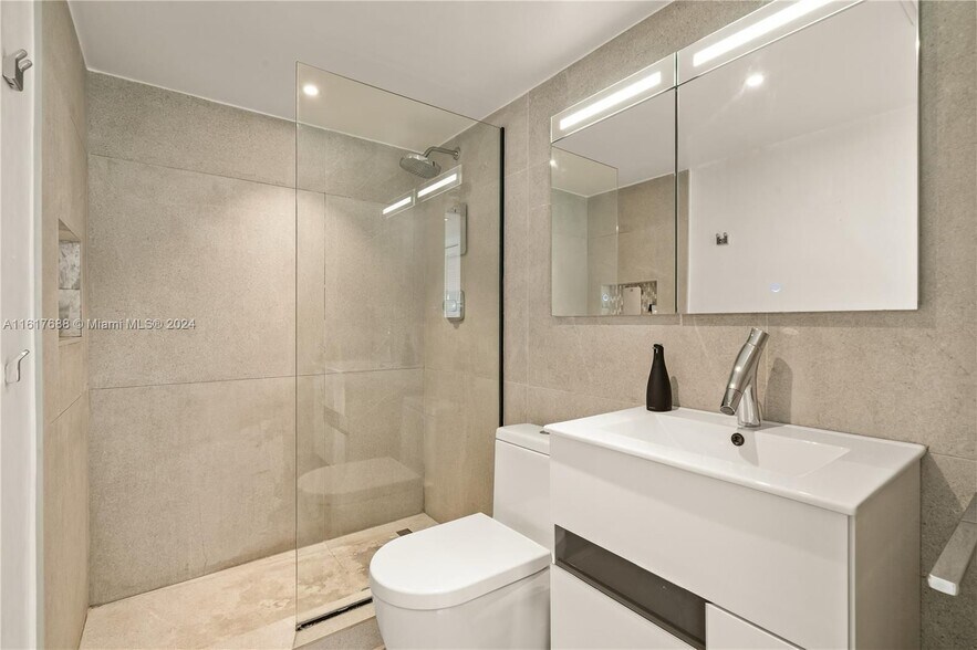 Building Photo - 7800 Collins Ave