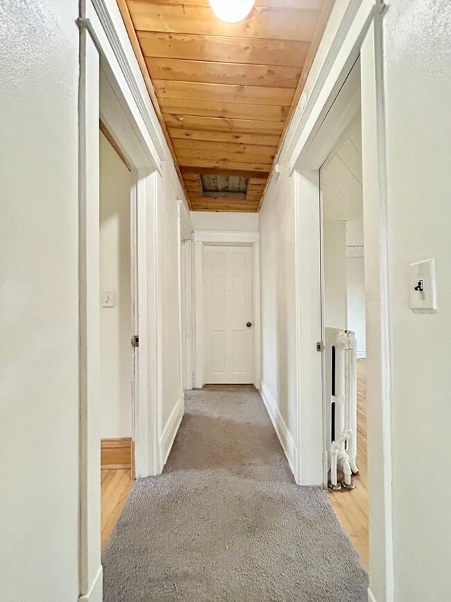 Building Photo - AVAILABLE December! - 3 Bed 1 Bath Home - With Fenced In Yard!