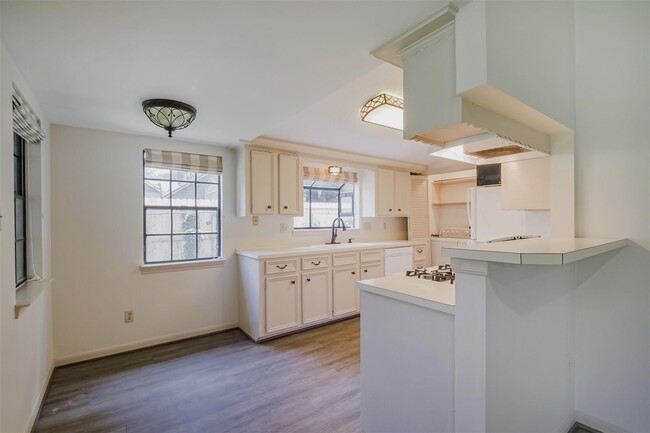 Building Photo - 709 1/2-702 W 34th St