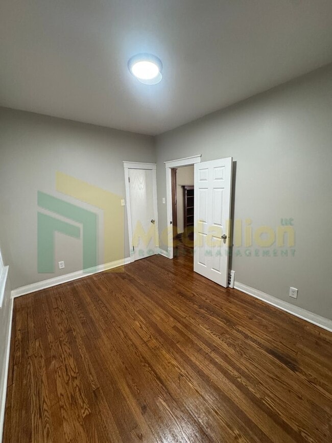 Building Photo - Updated Bungalow - 4Bed - Great location!