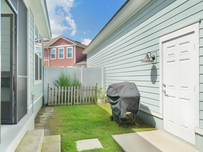 Building Photo - Resort-Style Living in a Spacious 4-Bedroo...