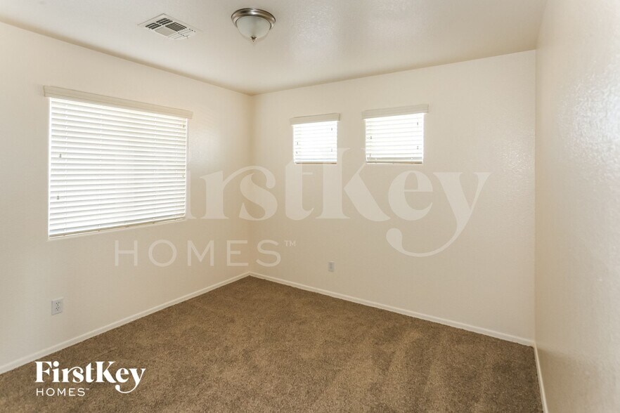 Building Photo - 718 S 124th Ave