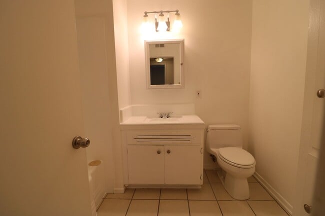 Building Photo - 3 BEDROOM, 2 BATH:  Home for Lease in Nort...
