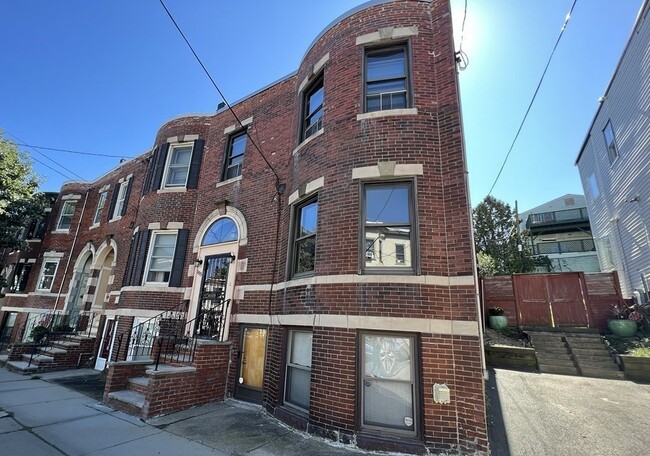 Building Photo - 196 Falcon St