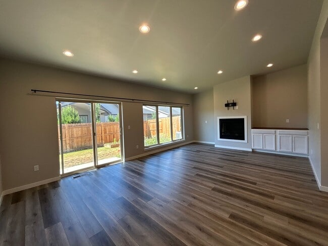 Building Photo - 2 Bedroom Townhouse in SW Redmond