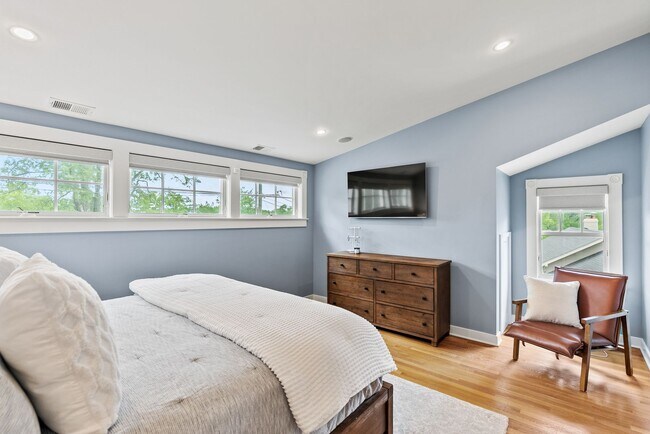 Building Photo - Spacious Kent Home | 6 Bed | 4 Bath | 4,000 Sf | Front Porch + Backyard | Detached 4-Car Garage