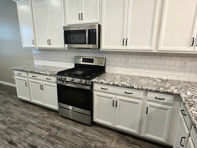 Building Photo - UPGRADED LIKE-NEW 3-BEDROOM WITH COMMUNITY POOL