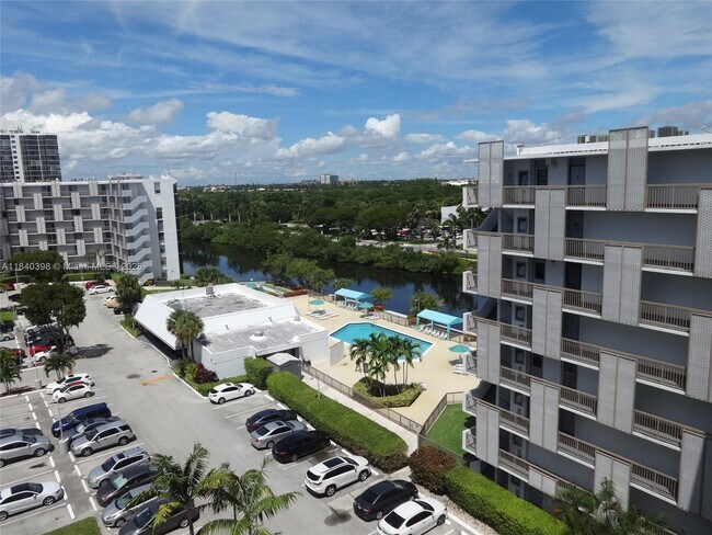 Building Photo - 3475 N Country Club Dr