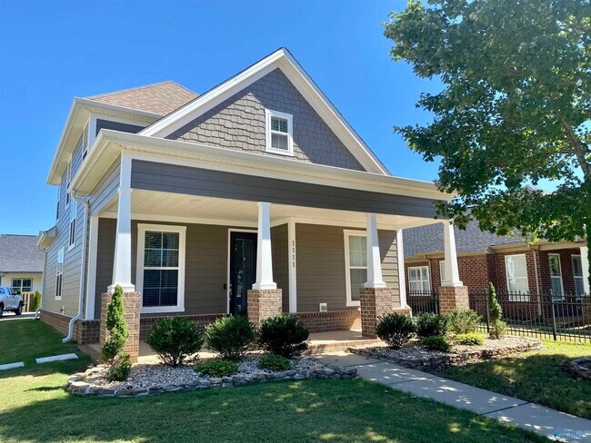 Building Photo - 1111 Pegasus Dr NW