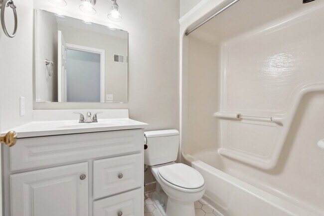 Building Photo - 17 S Pointe Ln
