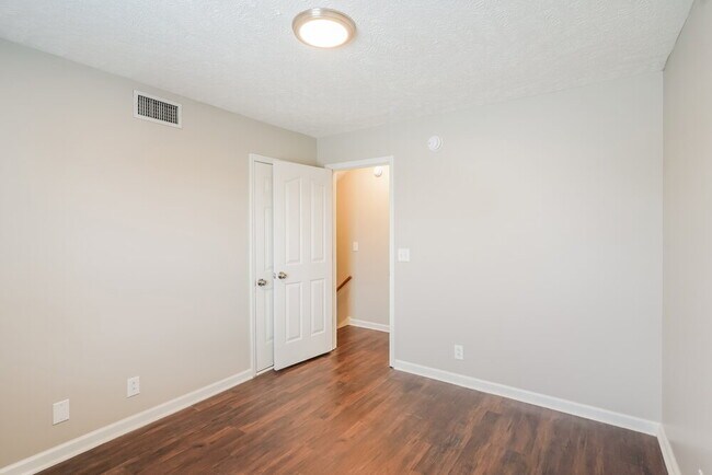 Building Photo - 1409 Amal Dr