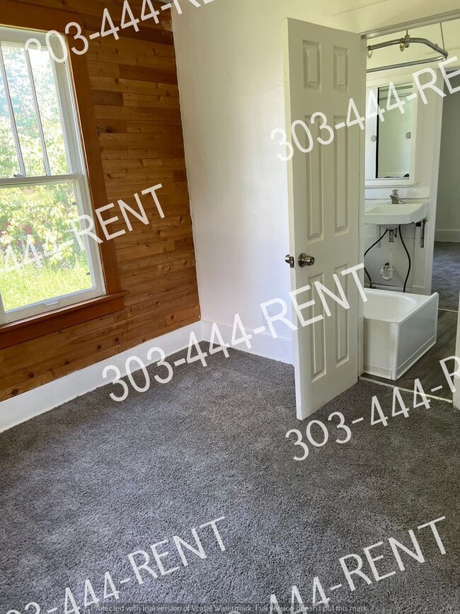 Building Photo - $400 Holiday Move-In Special – 3-Bed Ranch Home Minutes from Downtown Denver