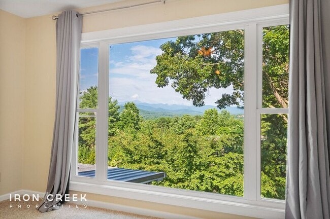 Building Photo - 8 Briar Knoll Ct
