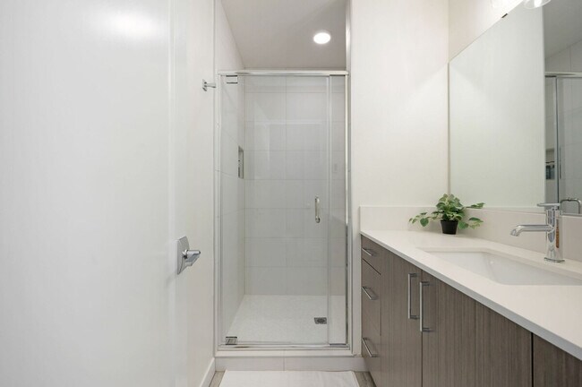 Building Photo - 4453 Aurora Ave N