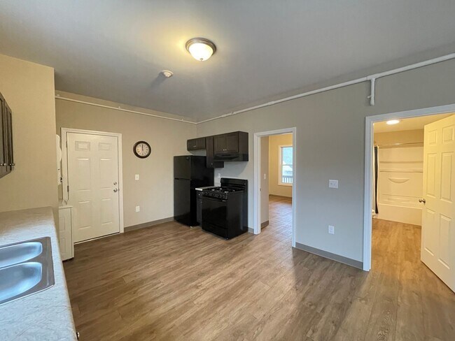 Building Photo - 463 Beech St