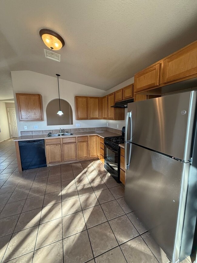 Building Photo - 4 Bedroom, 2 Bathroom House Available Now!