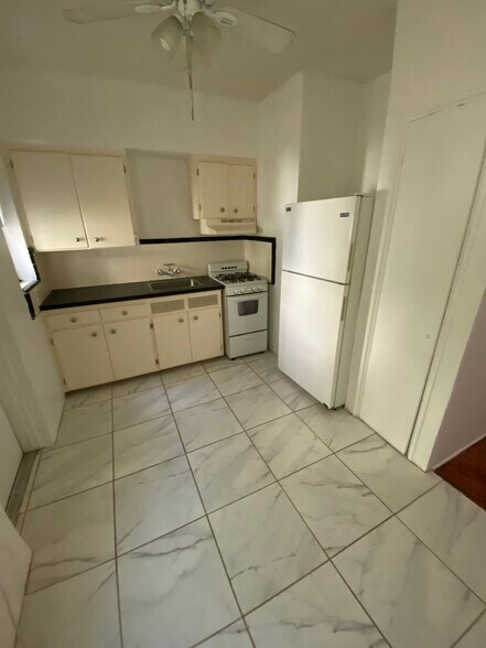 Separate kitchen - 8910 Collins Ave