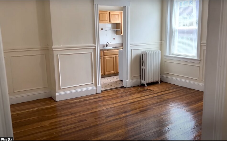Primary Photo - 208 Kelton St