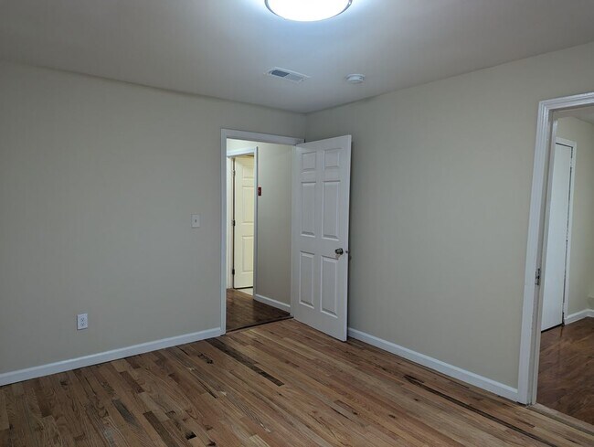 Building Photo - 33 Hallock St