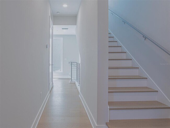 Building Photo - 370 6th St S