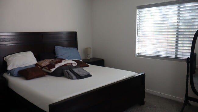 Building Photo - Furnished 3 Bedroom home