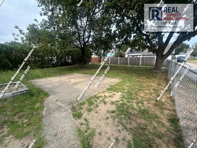 Building Photo - 345 Youville St