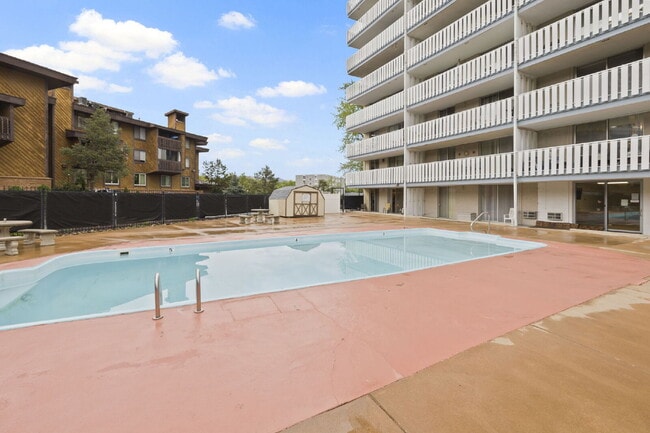 Building Photo - Live Above It All at the Satellite Condo 1 bed 1 bath!